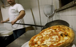 Margarita salah satu jenis pizza yang masuk dalam daftar warisan budaya dunia. Photo :ROBERTO SALOMONE/AFP : 