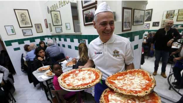 Pizza Naples yang dimasak dengan cara yang khas juga masuk dalam warisan budaya dunia. Photo: reuters.