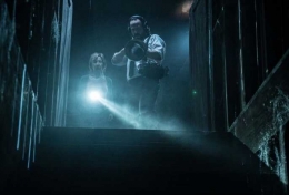 Elise dan Tucker menyelidiki ruang bawah tanah (dok. IMDB)