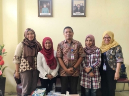 Foto Bersama usai diskusi bersama Kepala Kantor Bahasa Maluku