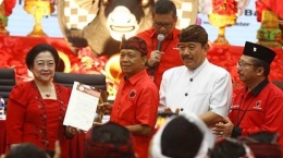 Paket Wayan Koster dan Tjokorda Oka Artha Ardhana Sukawati (Koster-Ace) bersama Ketua Umum PDIP Megawati (Sumber: Tribunnews, 7/1/17)
