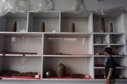 Peninggalan perang koleksi museum: peluru meriam, granat, dan senapan.