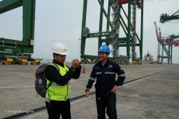Mas Reka (helm biru) Manager Humas Teluk Lamong