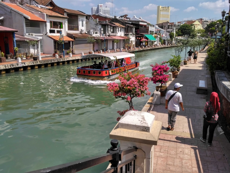 Walking tour adalah pilihan paling cocok untuk keliling Melaka. (dokumentasi pribadi)