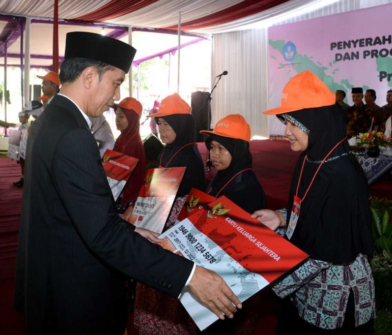 Presiden Joko Widodo saat menyerahkan Kartu KKS kepada KPM PKH