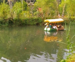 menikmati perahu kayuh mengelilingi pulau Sekarsari (dok.pribadi)