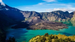 Danau Segara Anak dan Gunung Barujari dalam kaldera Gunung Rinjani. Dok. Rinjaninationalpark.com