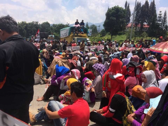 Ribuan warga Gunung Talang berunjuk rasa di depan Kantor Bupati Solok (Dok. LBH Padang)