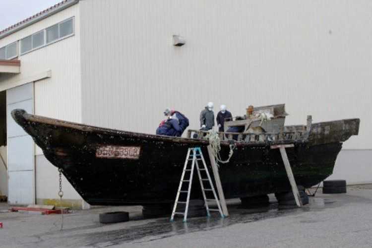 Sebuah kapal kayu yang terdampar di Pelabuhan Fukui, pada 24 November 2015