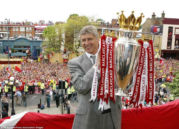 Arsene Wenger saat membawa Arsenal juara Premiership 2003/2004 (Sumber ilustrasi: mirror.co.uk)