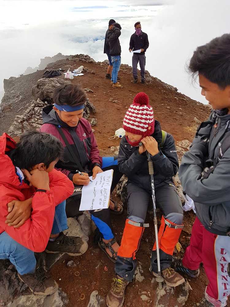cihuuuy Mas Deni sedang menulis pesan