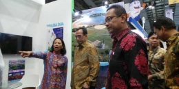 Menteri Perhubungan Budi Karya Sumadi, Menteri BUMN Rini Soemarno, dan Direktur Utama PT KAI Edi Sukmoro saat membuka pameran KAI Travel Fair 2017, di Hall B Jakarta Convention Center, Sabtu (29/7/2017).
