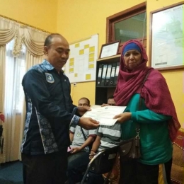 Penyerahan penghargaan dari Bapak Zamrul Arifin kepada Ibu Sri Wahyuni