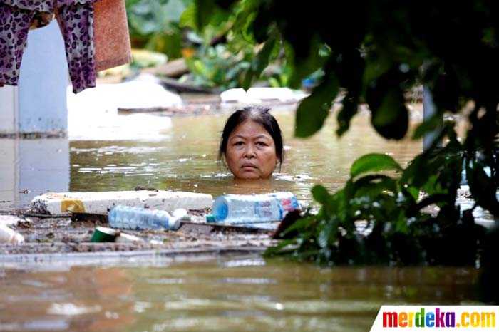 Banjir di Hanoi, Vietnam. Apa jurnalis masih tanya bagaimana perasaan Ibu karena kebanjiran? (Foto: merdeka.com | reuters/kham)