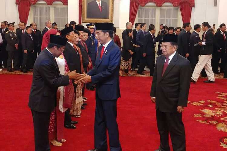 Presiden Joko Widodo dan Wapres Jusuf Kalla saat melantik menteri dan pejabat hasil reshuffle di Istana Negara, Jakarta, Rabu (17/1/2018)(KOMPAS.com/Ihsanuddin)
