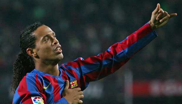 Ronaldinho kala membela Barcelona. (Sumner: tempo.co)
