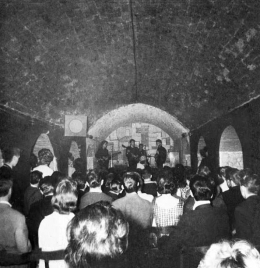 Beatles saat tampil di Cavern Club Februari 1961 (dari https://www.beatlesbible.com/1961/02/09/live-cavern-club-liverpool/)