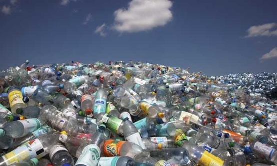 Jangan sampai Indonesia kelak akan memiliki 'gunung' plastik karena menumpuknya sampah plastik di mana-mana (www.theguardian.com)