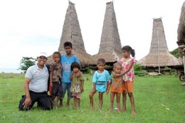Saya bersama anak-anak Kampung Adat Ratenggaro (foto dindin)