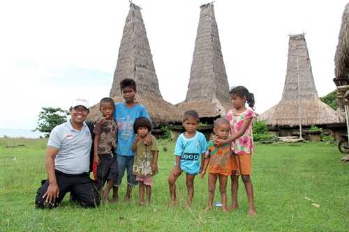 Saya bersama anak-anak Kampung Adat Ratenggaro (foto dindin)