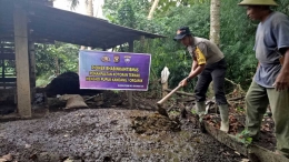 Bhabinkantibmas Polsek Pangkalan Balai Resort Banyuasin Sumsel Febri Muryanto saat melakukan pembuatan pupuk kompos.