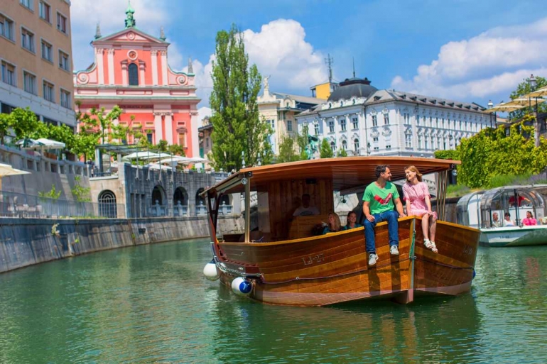 Ljubljana, ibukota Slovenia, memiliki danau hijau yang bersih dan memukau sehingga menjadi lokasi utama wisata kota (www.visitljubljana.com)