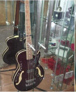 Gitar bass hadiah grup band Metallica untuk Jokowi (liputan6.com)