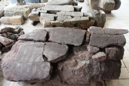 pecahan-pecahan batu prasasti yang menyimpan sejarah masa lalu