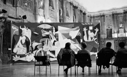 Guernica dalam sebuah pameran. (sumber foto: antheamissy.com)