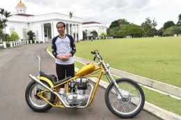 Presiden Joko Widodo berfoto bersama motor Royal Enfield 350 cc bergaya chopper hasil modifikasi putra bangsa di Istana Presiden Bogor, Sabtu (20/1/2018). 