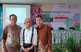 Foto bersama sebelum acara: Pak Adhi (moderator), Pak Subakat (Wardah) dan penulis
