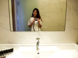 Blogger sedang melakukan job review salah satu hotel di Singapura. (Foto: chiamhuiy.com)