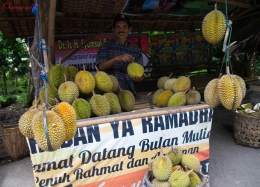 Rahmad penjual duku durian dan rambutan di pondoknya I Foto dokumentasi pribadi