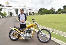 Presiden Joko Widodo bersama motor Chopper miliknya di Istana Bogor. (Twitter @jokowi)