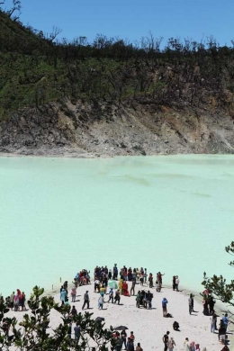 Ramai pengunjung menikmati kawah yang airnya berwarna putih kehijauan
