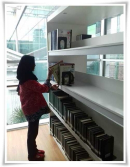 Seorang pengunjung perpustakaan (Dokpri)