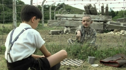 Salah satu adegan Bruno dan Shmuel dalam The Boy in the striped Pyjamas (Sumber: pluggedin.com)