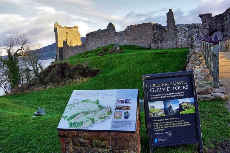 Urqurhart Castle di pinggir Loch Ness (dokumentasi pribadi)