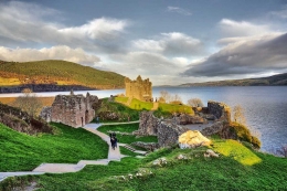 Loch Ness dari atas Urqurhart Castle (dokumentasi pribadi)