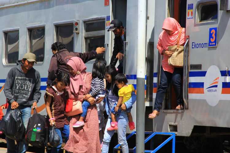 Ilustrasi -- Para penumpang tengah menuruni KA Ekonomi Bersubsidi. (Dok PT KAI Daop 2 Bandung)