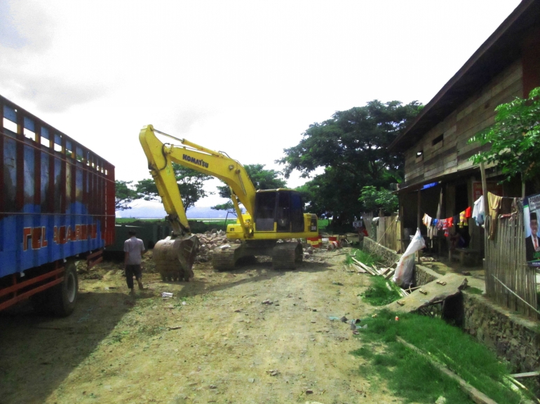 Excavator proyek revitalisasi danau Tempe saat beroperasi di Jl. Ambo Ewang, Empagae, beberapa meter dari rumah warga.