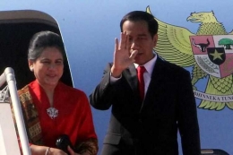 Presiden Joko Widodo didampingi Ny Iriana Joko Widodo memasuki pesawat kepresidenan untuk bertolak ke Amerika Serikat dari Bandara Halim Perdana Kusuma, Jakarta, Minggu (14/2/2016). 