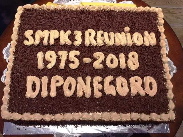 Kue tart yang bertuliskan SMPK 3 Reunion