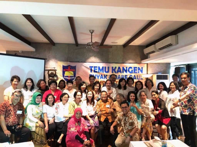 Foto bersama mantan siswa SMPK III BPK Jabar angkatan 1973. (Foto: koleksi pribadi)