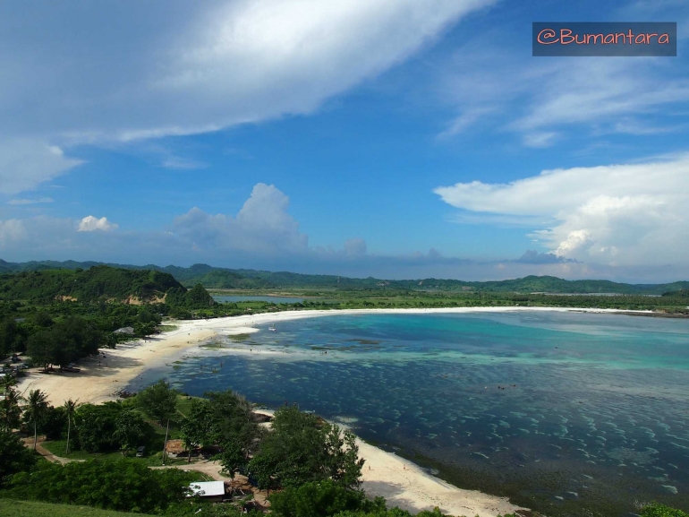 Panorama Tanjung Aan dari Bukit Merese (sumber:bumantara.blogspot.com)