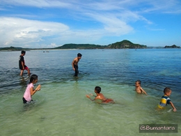 Anak-anak riang bermain air di Pantai Tanjung Aan (sumber:bumantara.blogspot.com)