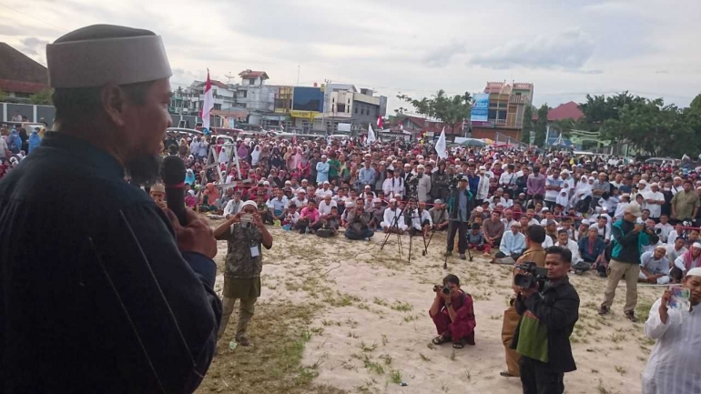 UMMAT Islam dari berbagai daerah menyambut kedatangan Ustaz 'Akhir Zaman' Zulkifli Muhammad Ali, di bekas Lapangan Sepakbola Kapten Tantawi, Kelurahan Bunian, Kecamatan Payakumbuh Barat, Kota Payakumbuh, Sumatra Barat, Senin sore (22/1/2017) sekitar pukul 15.00 WIB, setelah kembali dari Jakarta memenuhi panggilan pemeriksaan di Mabes Polri. (DOK. KORAN PADANG)