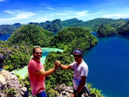 Muslim Sapua dan Wisatawan Mancanegara di Atas Puncak Harfat Dapunlol Misool (foto: Muslim Sapua)