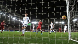 Firmino melihat bola hasil sundulannya yang hanya membentur tiang gawang Swansea (bola.liputan6.com)
