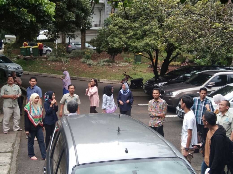 Gambar 5. Suasana di depan Fakultas Ilmu dan Teknologi Kebumian ITB, Bandung (Sumber WAG PUSGEN)